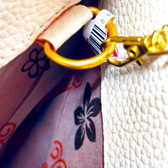 Faux Leather Winter White Envelope Clutch with Removable Gold Chain Strap. - Picture 4 of 6